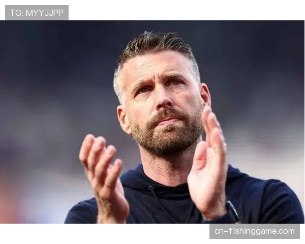 特写：终场哨响，为保级苦战一季的卢顿主帅爱德华兹长跪不起